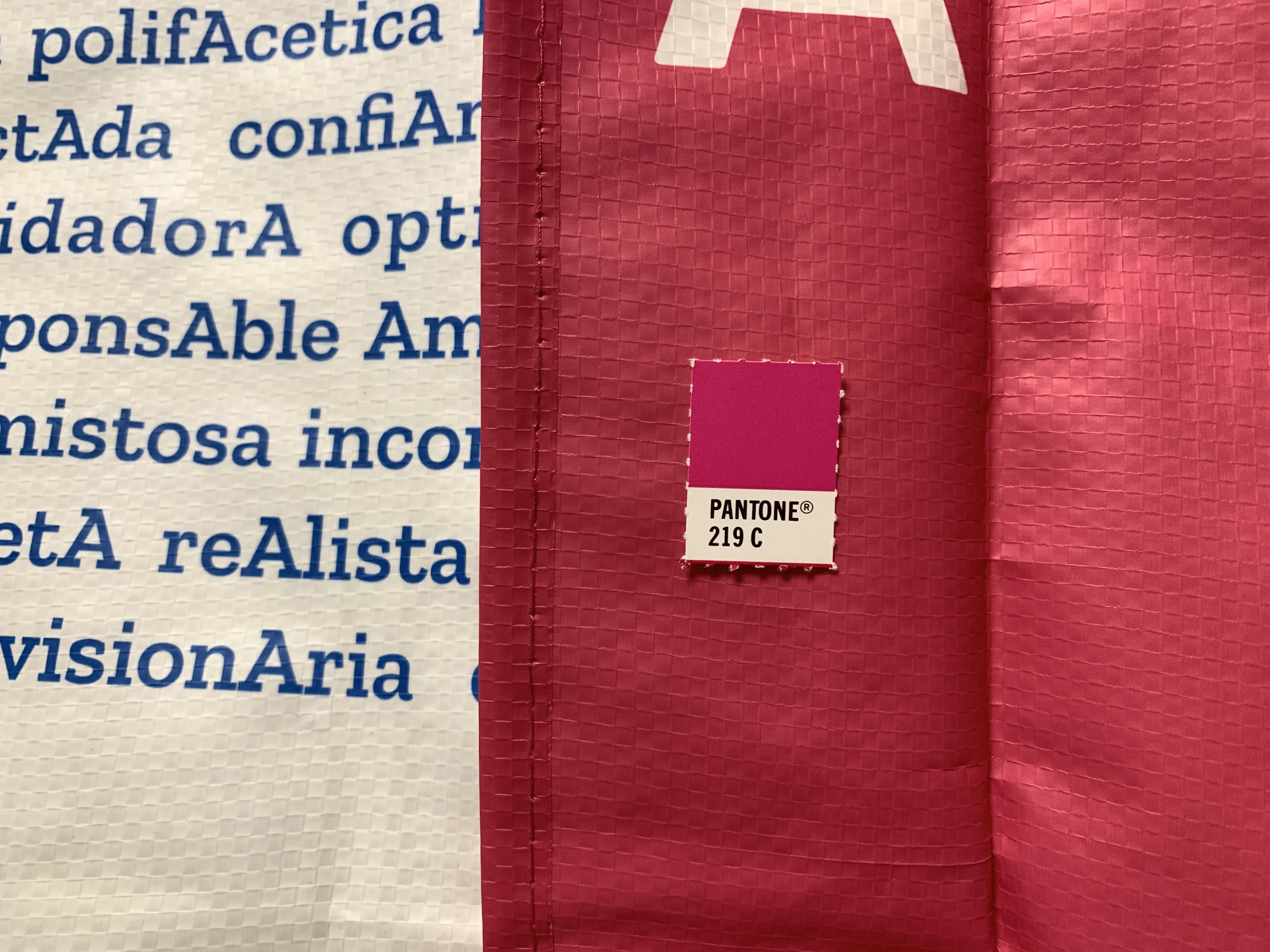 Bolsa de rafia tres culturas color pantone 219c